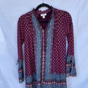 Style and Co size small. Flair sleeves so cute.